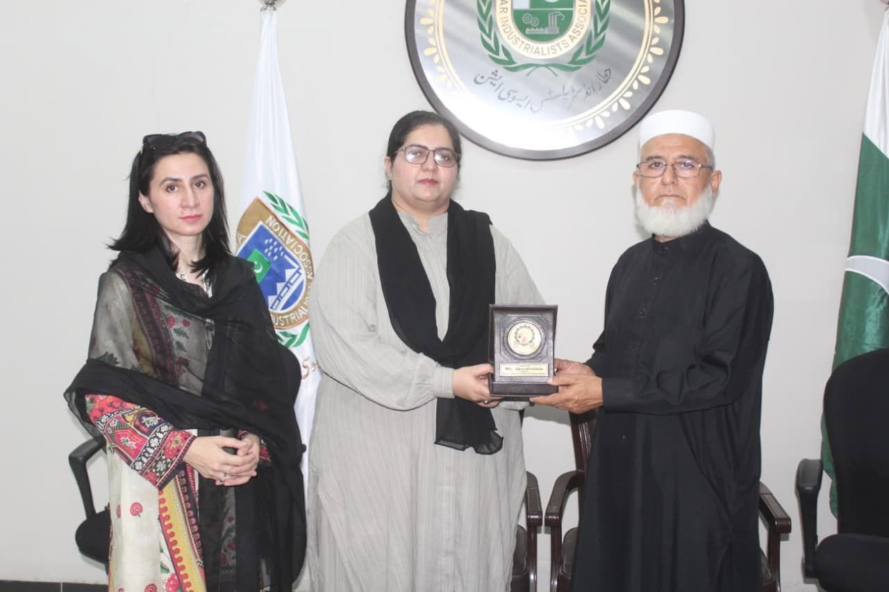 President WCC Peshawar give shield to Acting Chairman HIA